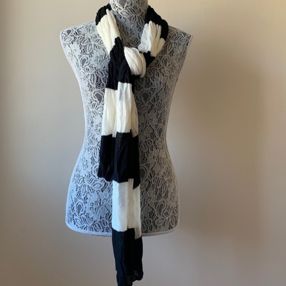 NWT Forever 21 Black & White Scarf  O/S